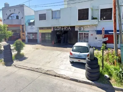 Balacera en una gomería de La Plata dejó tres heridos