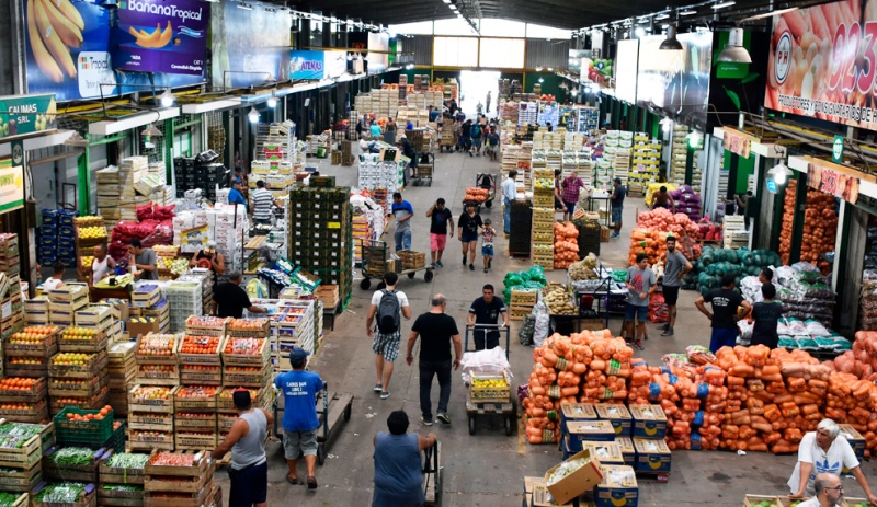 El Gobierno quiere acordar con los supermercados el precio de las frutas y verduras