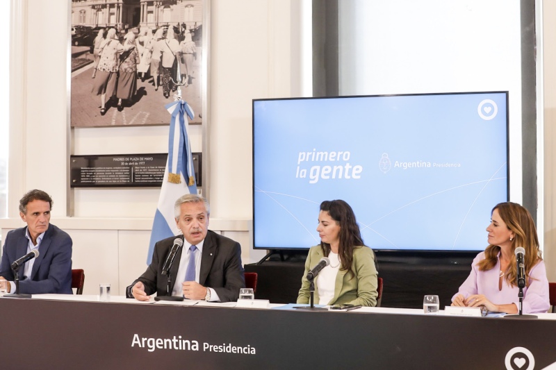 Alberto Fernández y Ayelén Mazzina encabezaron una mesa de trabajo para la creación del Programa Constructoras