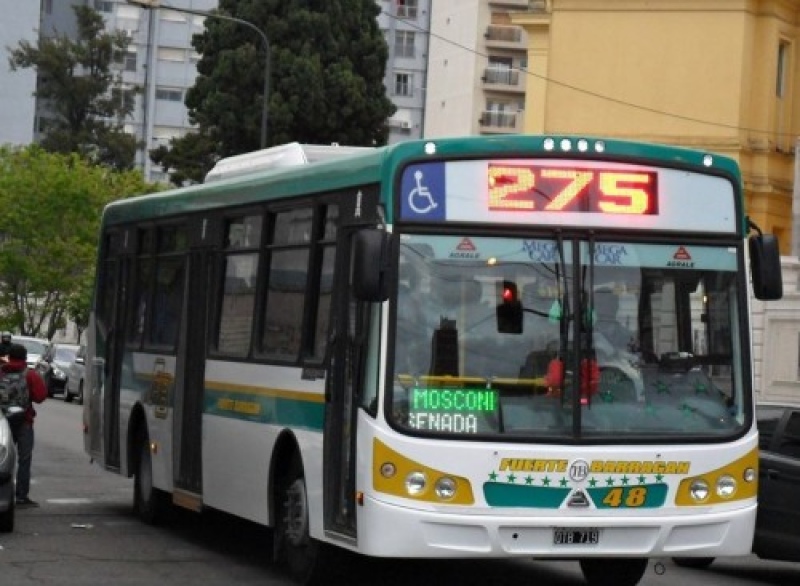 Cambian los carteles de los micros de la Línea 275 en La Plata y Ensenada