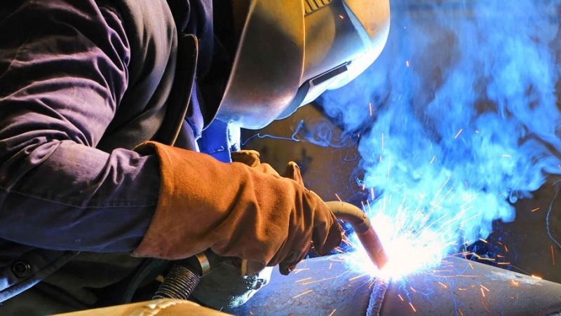 Empresarios metalúrgicos desafían a la UOM y avalan la reforma laboral de Milei