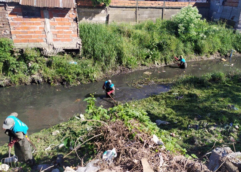 Quilmes: Desarrollan operativos de limpieza de arroyos