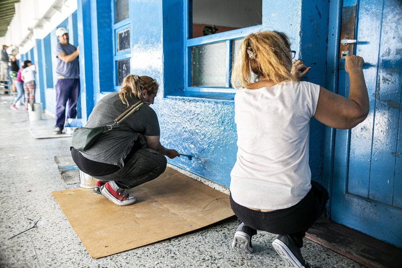 Almirante Brown: Realizan una jornada de pintura y limpieza en escuelas con docentes y padres