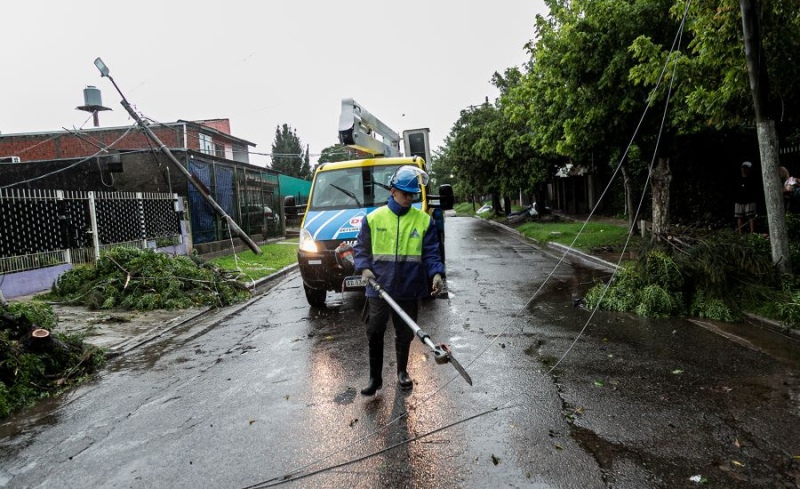 Almirante Brown: Equipos municipales trabajan en la calle mitigando los efectos de la tormenta