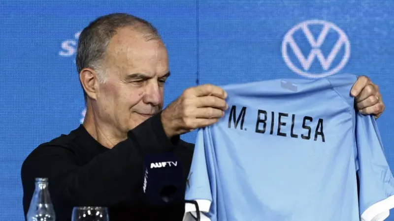 Marcelo Bielsa fue presentado en Uruguay e ilusiona: "Tiene con qué pelear el Mundial"