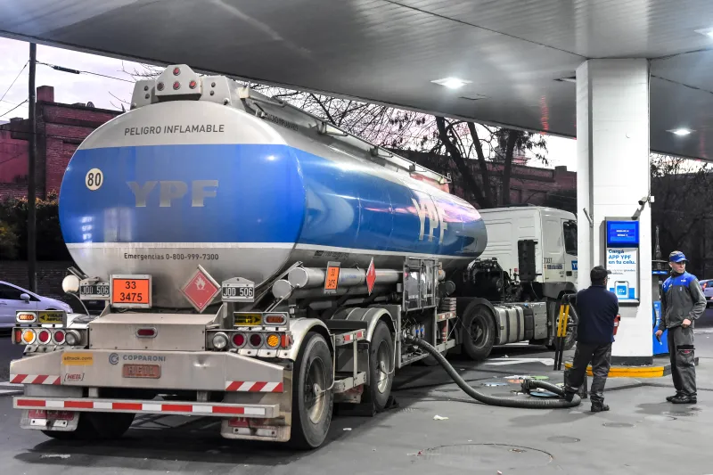 En La Plata empieza a normalizarse la carga de combustibles con la llegada de los camiones de YPF
