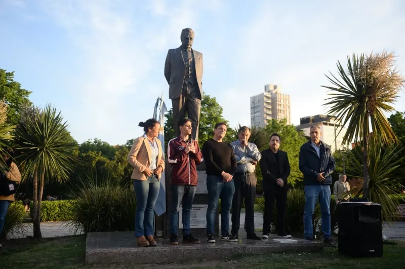 El radicalismo platense celebró los 40 años de democracia en el monumento de Alfonsín