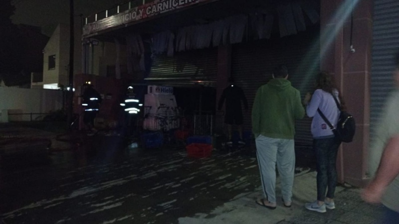 Una mujer fue rescatada mientras se incendiaba un supermercado en La Plata