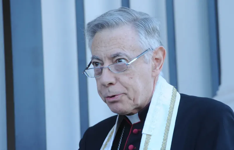 Héctor Aguer tildó al papa Francisco de "monárquico absolutista"