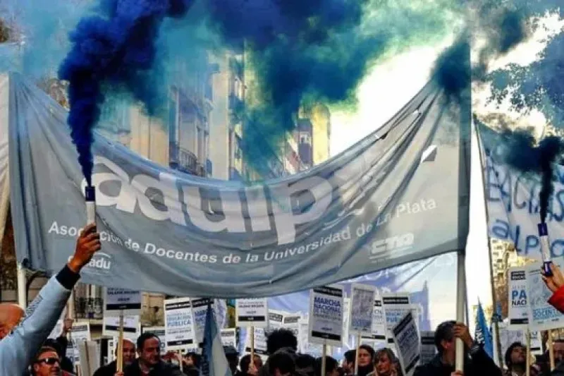 La Plata: convocan a movilizarse frente al Rectorado de la UNLP
