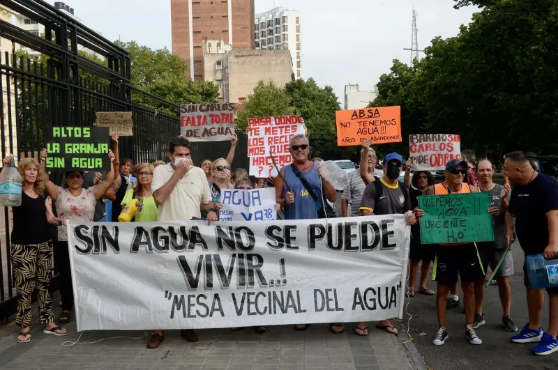 Vecinos marcharon por la falta de agua en La Plata