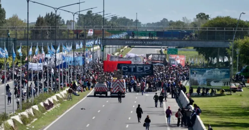 En el marco de una jornada nacional de lucha cortarán la subida a la Autopista en La Plata