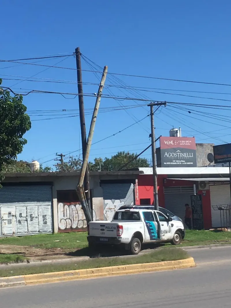 Un patrullero iba en apoyo de un robo y chocó contra un poste en La Plata