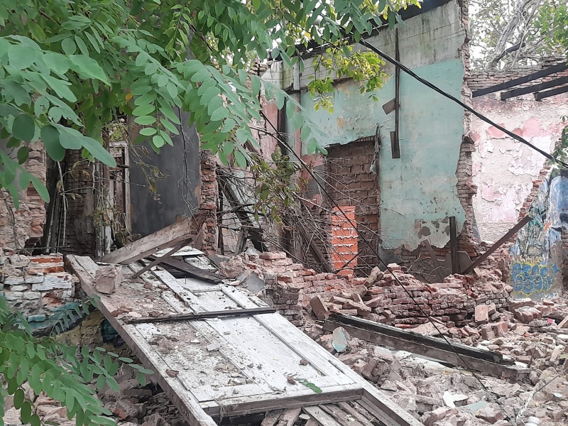 Se derrumbó la pared de una casa abandonada