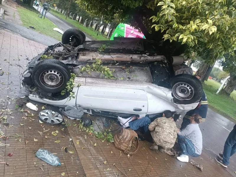 Un joven de 23 años volcó con su auto en La Plata e impactó contra un poste de luz y un árbol